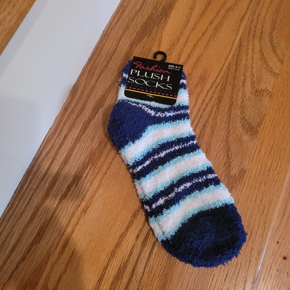 NEW 3 Pairs Fashion Plush Socks Size 9- 11 - Picture 3 of 6